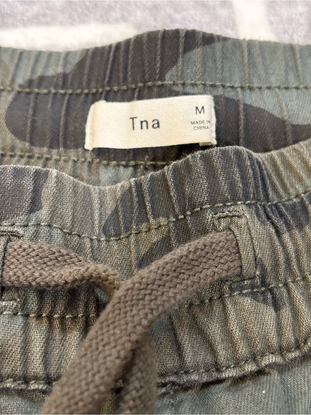 TNA Aritzia Camo Joggers, Medium, Army Green, Camo Green, Streetwear - Picture 3 of 8